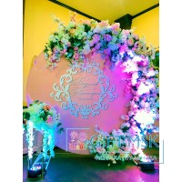 Круглая фотозона на свадьбу с цветами