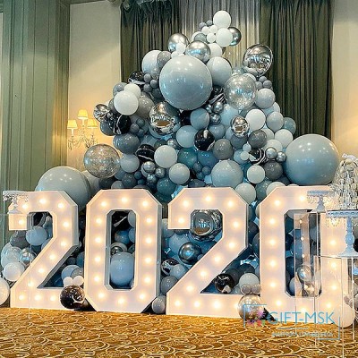 Новогодняя фотозона из шаров с цифрами